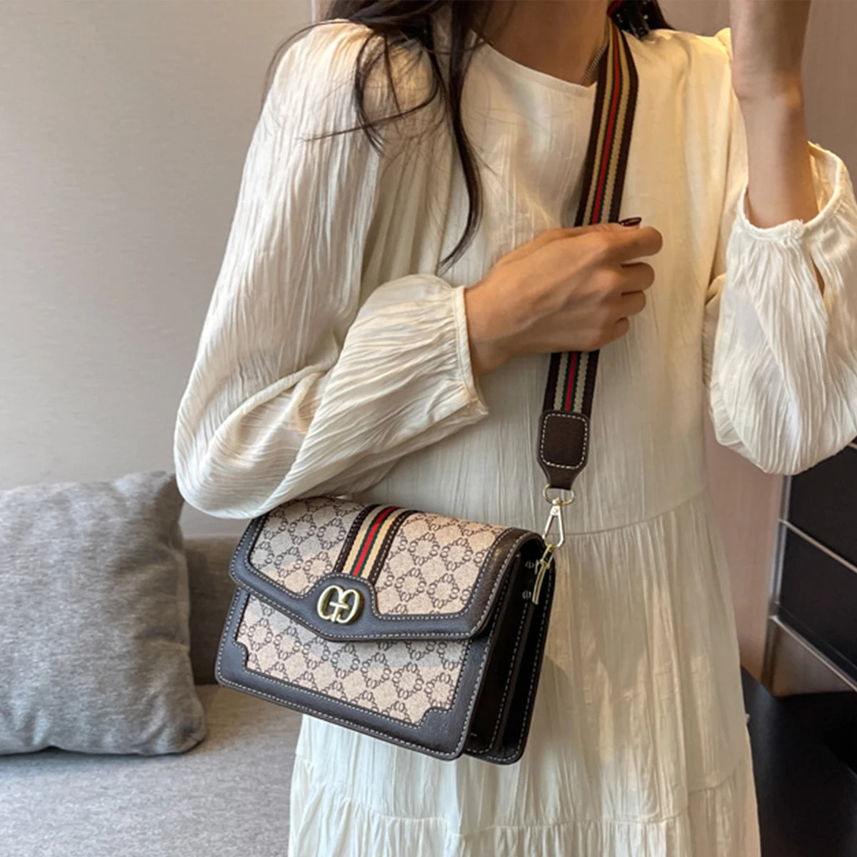 Bolso Milano Geo | Bandolera de Solapa con Estampado Geométrico y Diseño Ligero