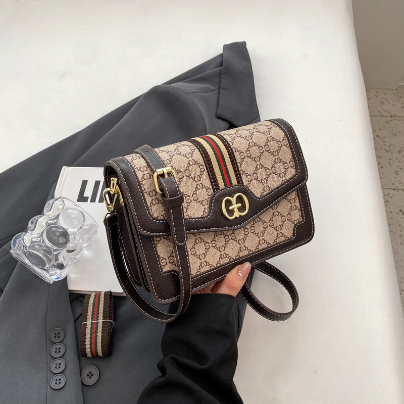 Bolso Milano Geo | Bandolera de Solapa con Estampado Geométrico y Diseño Ligero