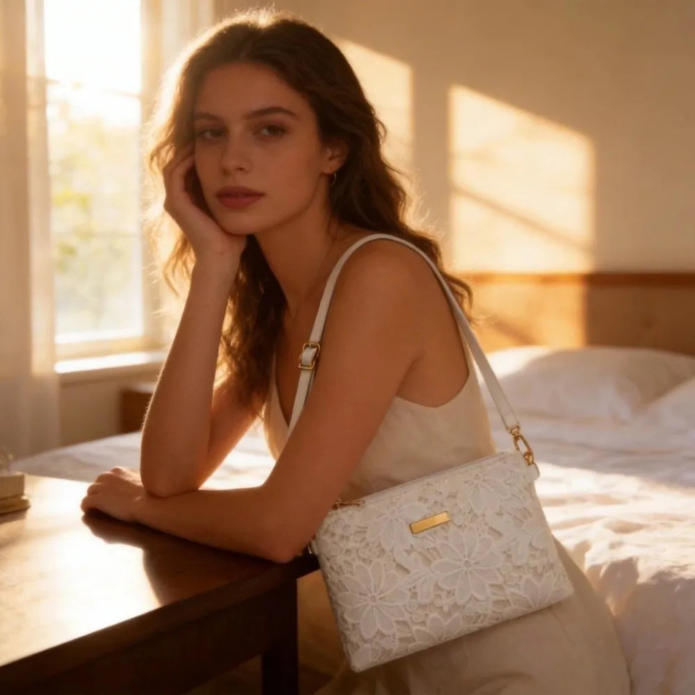 Bolso Rosavelle | Encaje Floral Calado con Diseño Compacto y Suave