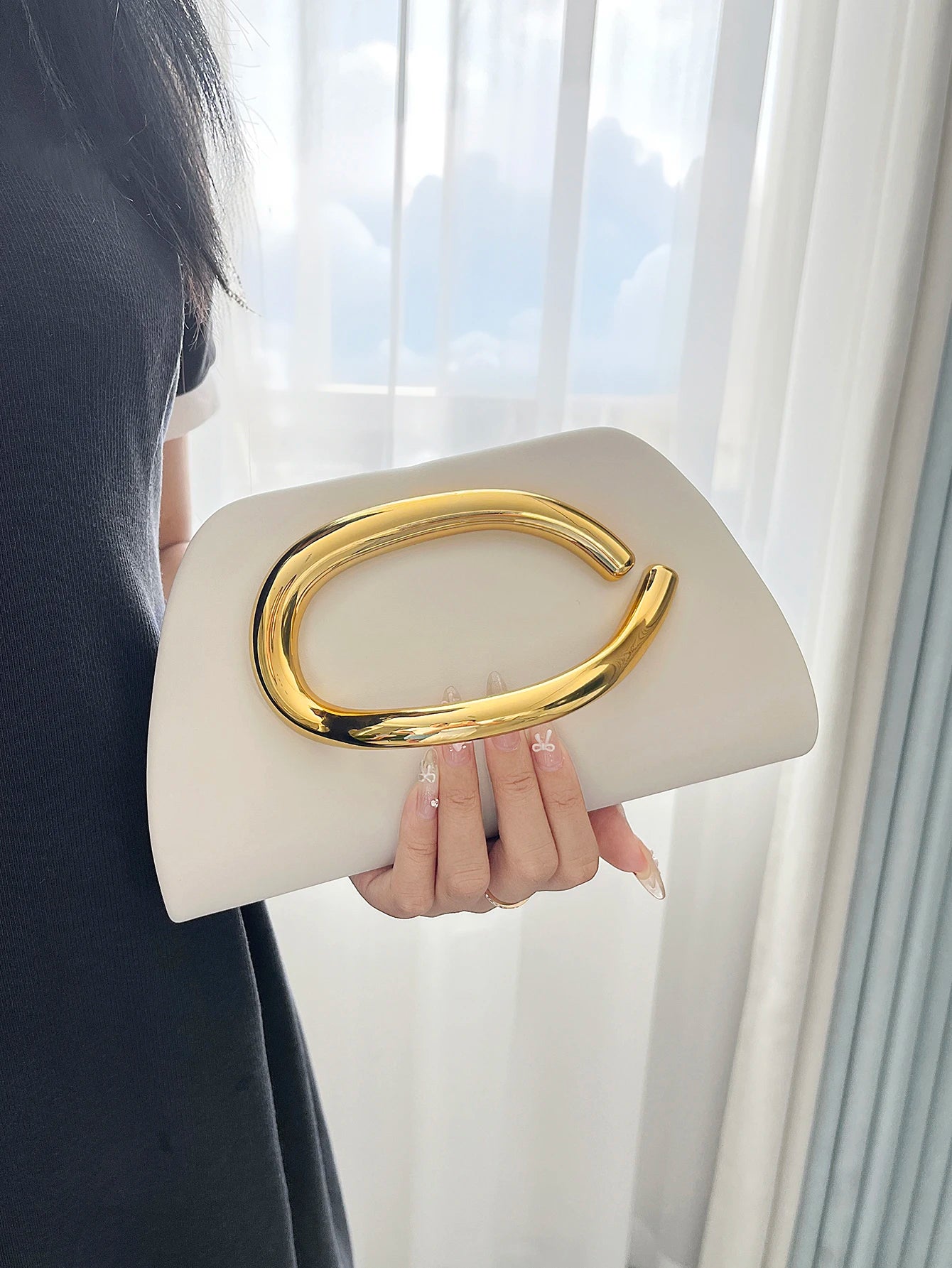 Bolso Aurelia | Clutch tipo caja con cierre metálico dorado y cadena desmontable para eventos elegantes