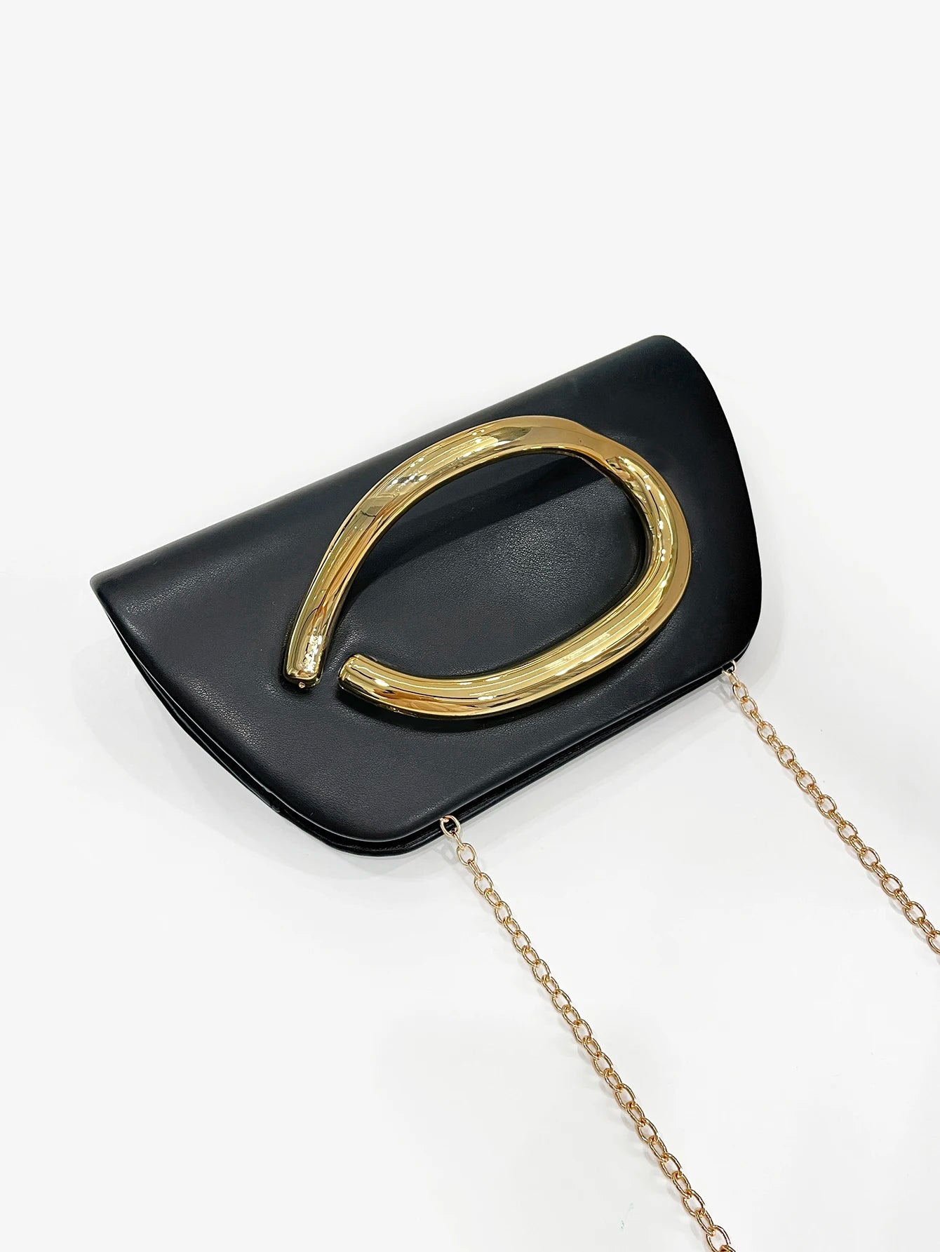 Bolso Aurelia | Clutch tipo caja con cierre metálico dorado y cadena desmontable para eventos elegantes