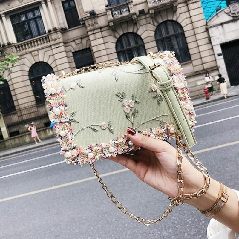 Bolso Floréa | Estampado Floral con Cadena Elegante y Diseño Compacto
