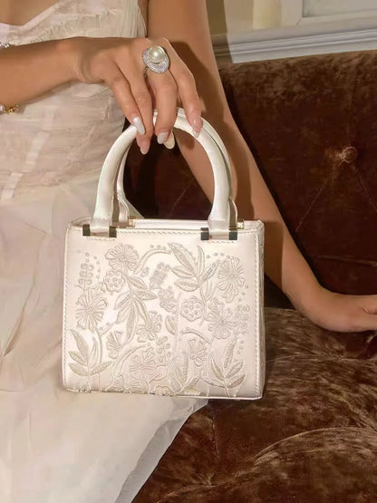 Bolsa Aurora Pérola | Bordado Delicado em Pérolas com Acabamento em Seda e Design Elegante para Festas