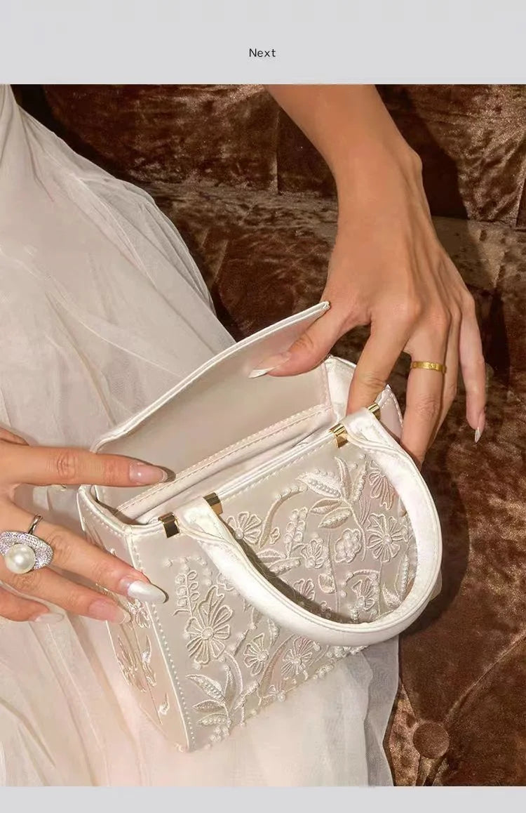 Bolsa Aurora Pérola | Bordado Delicado em Pérolas com Acabamento em Seda e Design Elegante para Festas