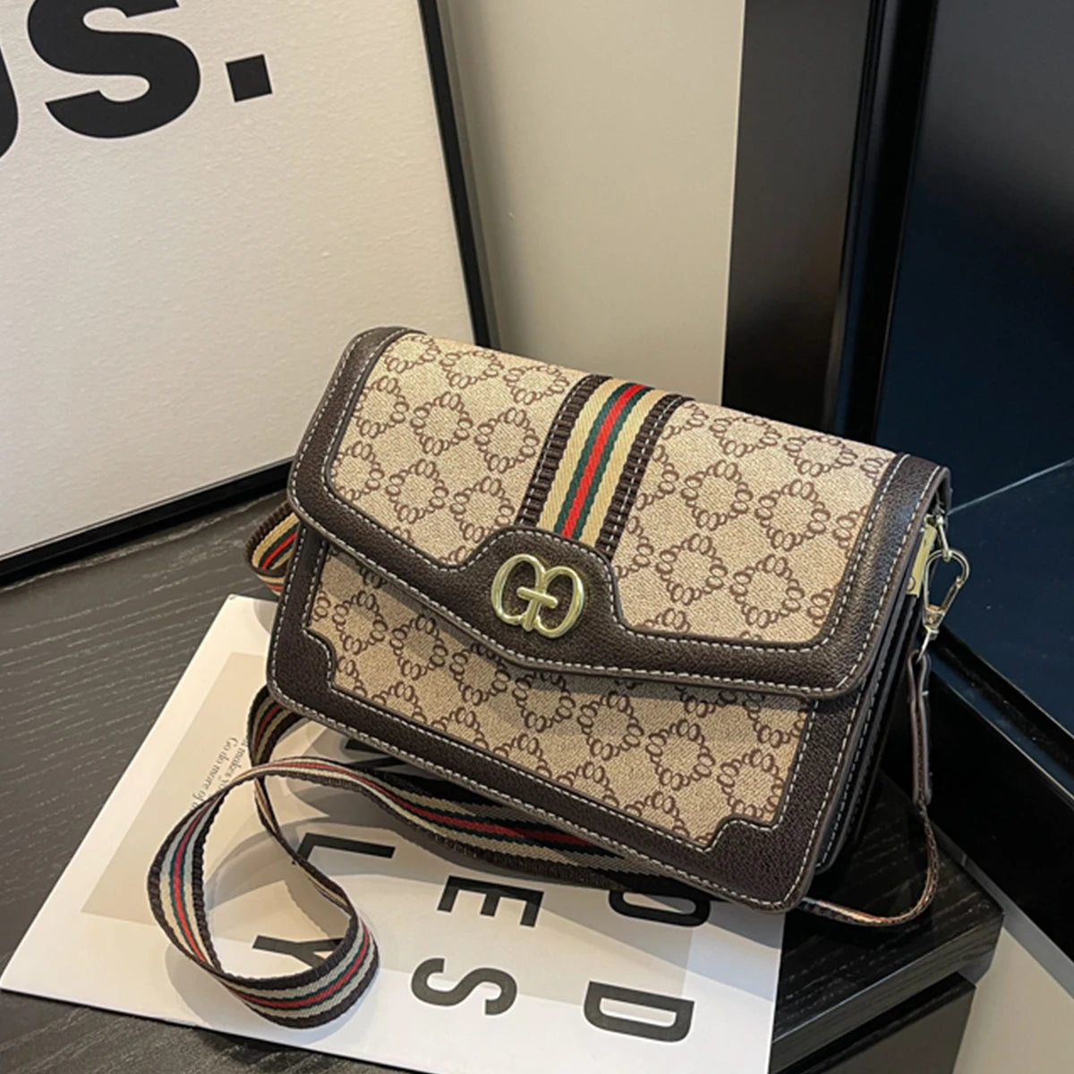 Bolso Milano Geo | Bandolera de Solapa con Estampado Geométrico y Diseño Ligero