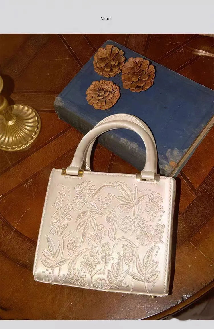 Bolsa Aurora Pérola | Bordado Delicado em Pérolas com Acabamento em Seda e Design Elegante para Festas