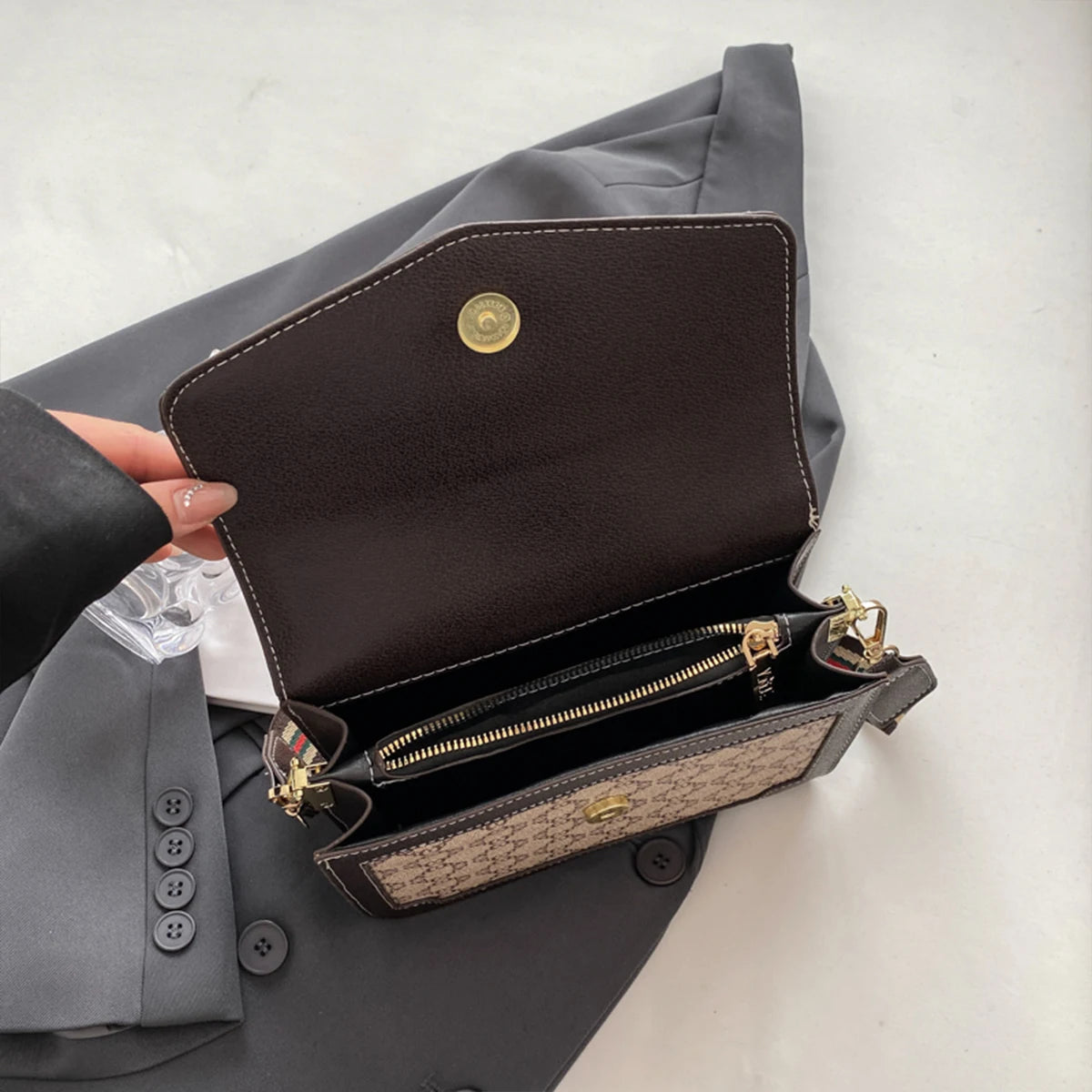 Bolso Milano Geo | Bandolera de Solapa con Estampado Geométrico y Diseño Ligero