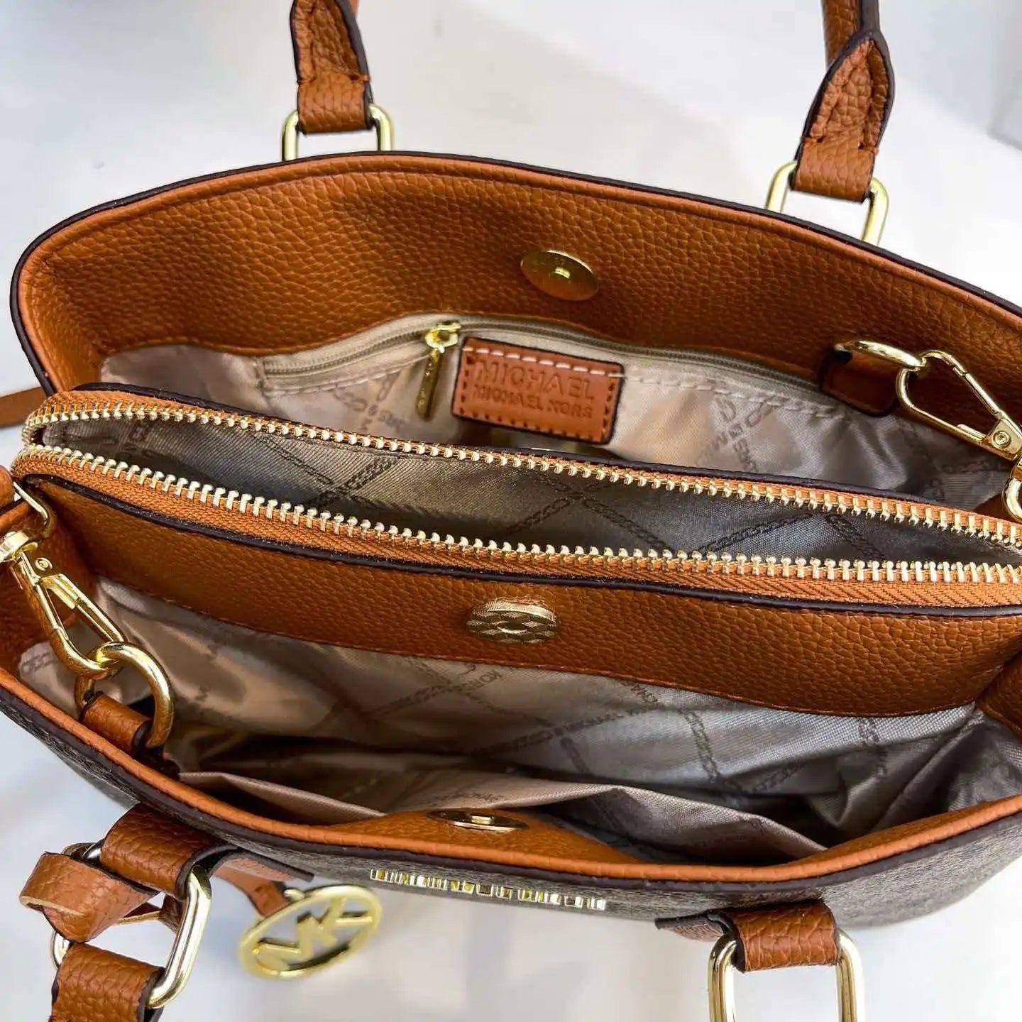 Bolso Madison Signature | Diseño Estampado con Estilo Moderno y Versatilidad Premium