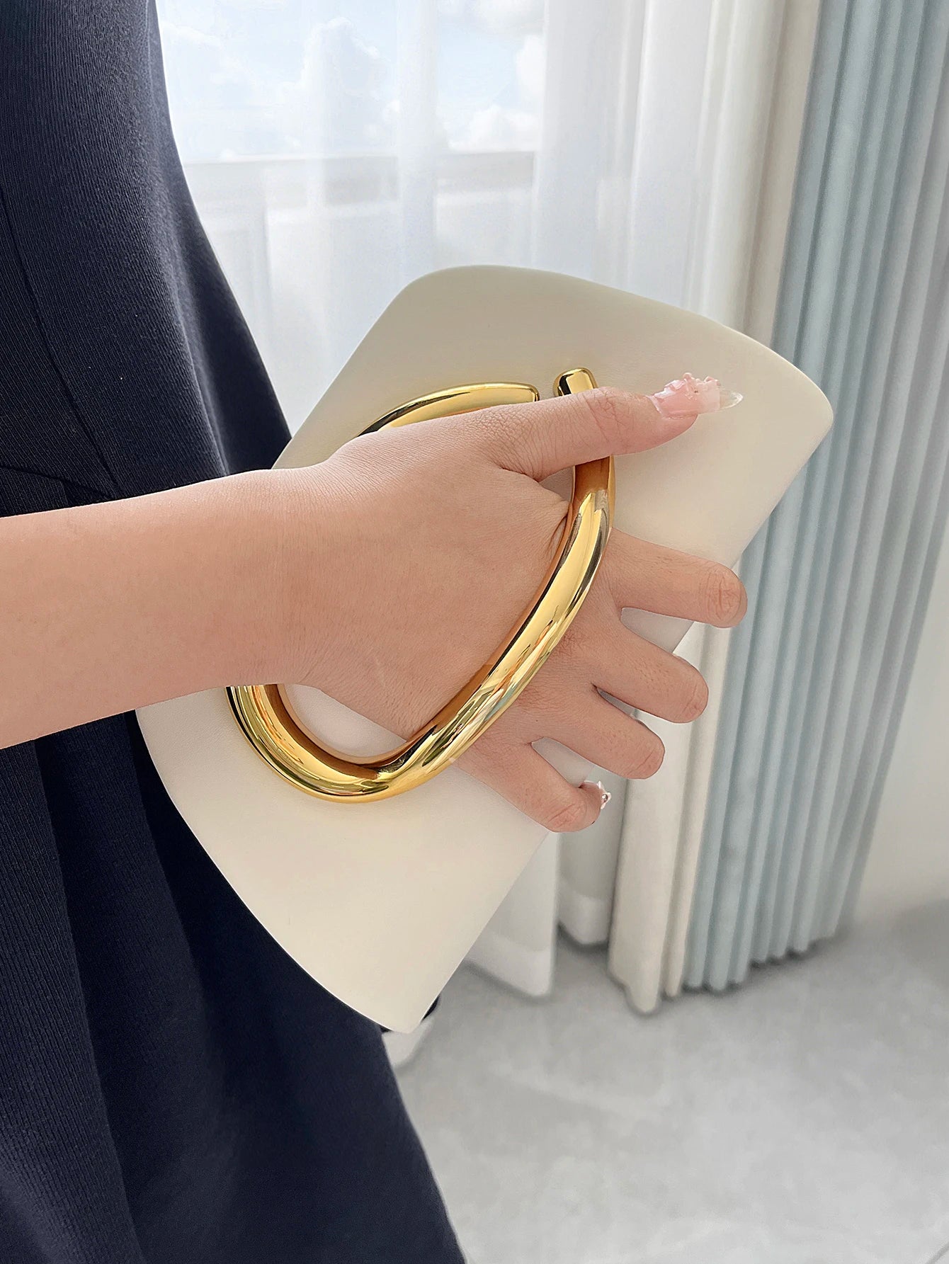 Bolso Aurelia | Clutch tipo caja con cierre metálico dorado y cadena desmontable para eventos elegantes