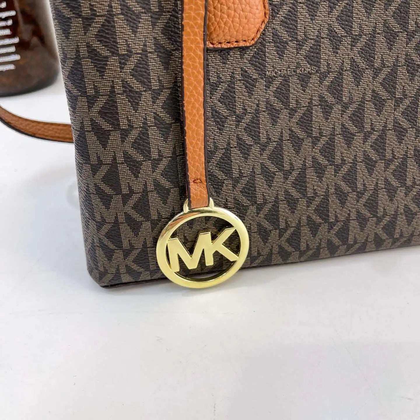 Bolso Madison Signature | Diseño Estampado con Estilo Moderno y Versatilidad Premium