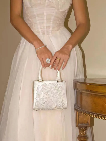 Bolsa Aurora Pérola | Bordado Delicado em Pérolas com Acabamento em Seda e Design Elegante para Festas