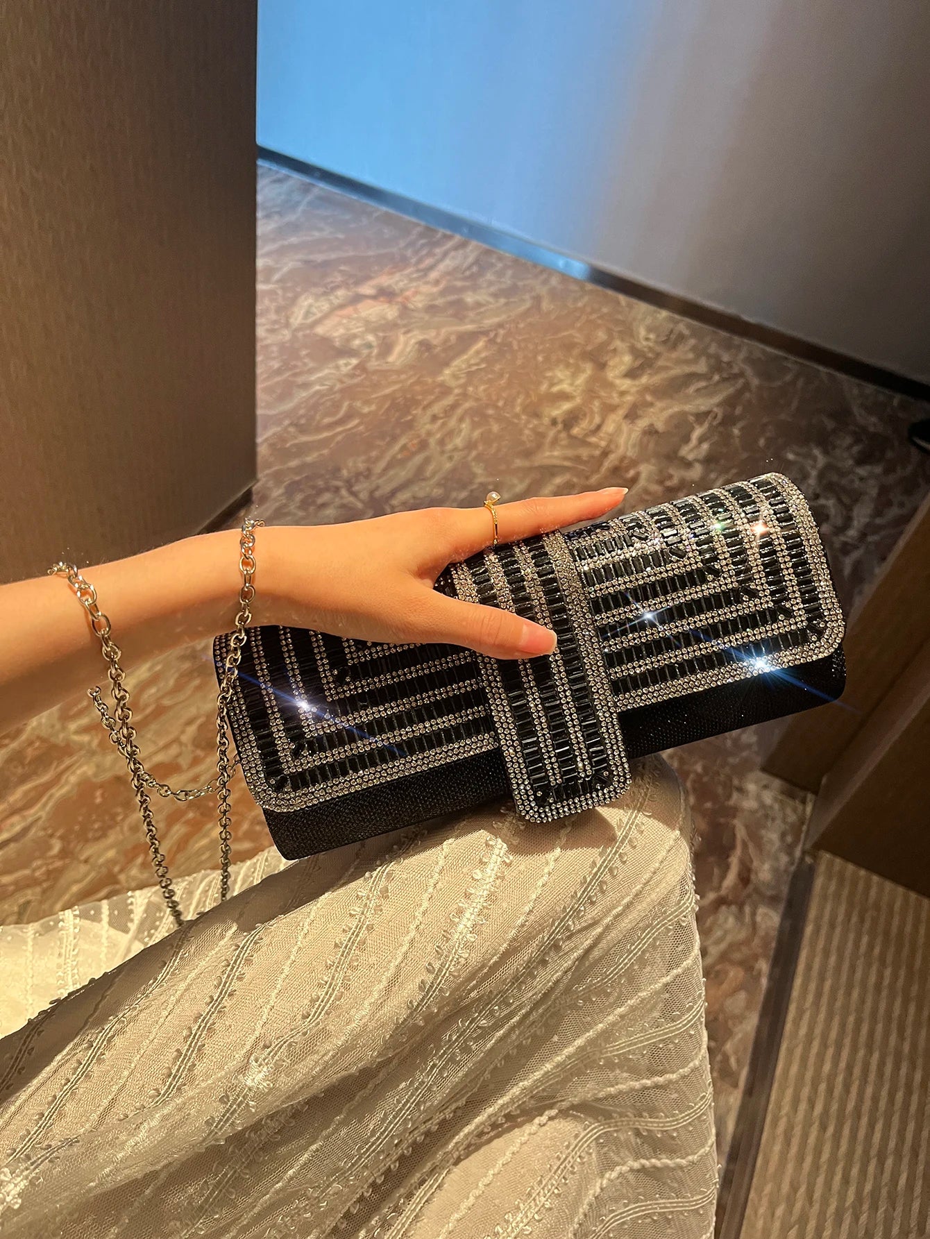 Bolso Luméa | Acabado con Cristales Brillantes y Cadena Elegante