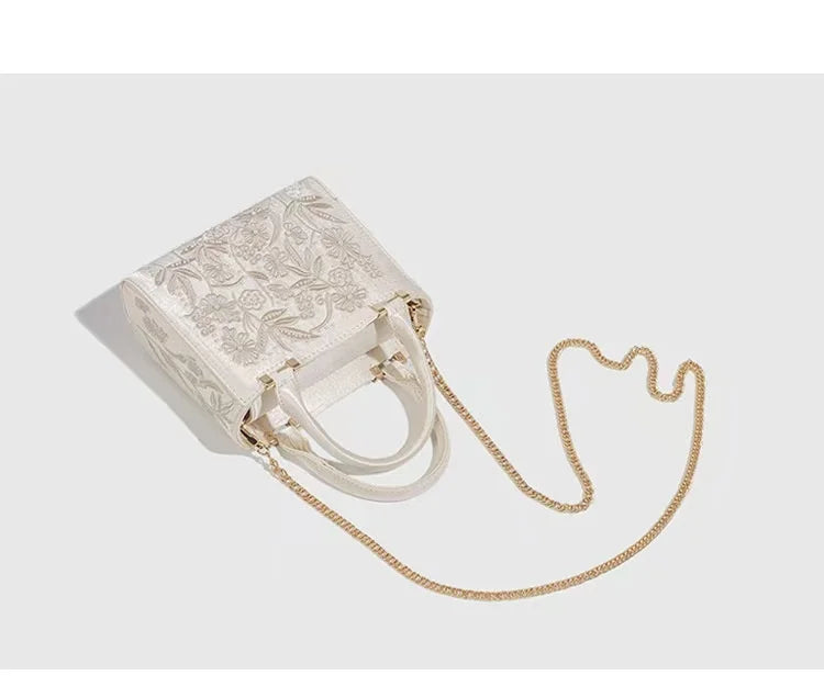 Bolsa Aurora Pérola | Bordado Delicado em Pérolas com Acabamento em Seda e Design Elegante para Festas