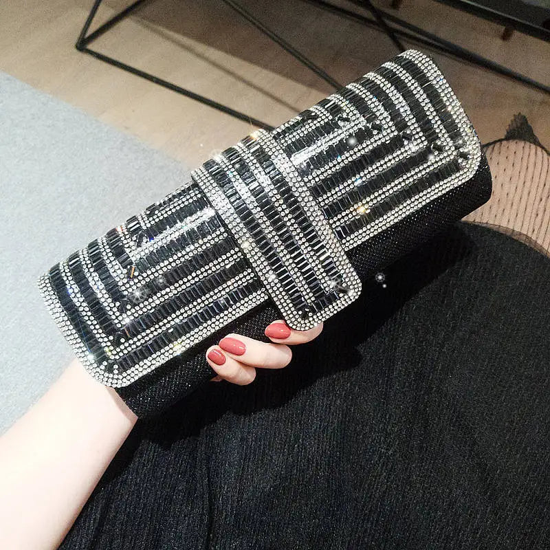 Bolso Luméa | Acabado con Cristales Brillantes y Cadena Elegante