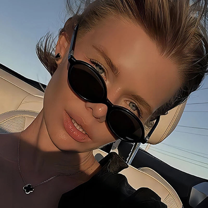 Valenne Noir | Gafas de Sol Ovaladas Pequeñas Vintage Unisex | Protección UV400 para Hombre y Mujer | Diseño Fashion de Lujo con Estilo 2025