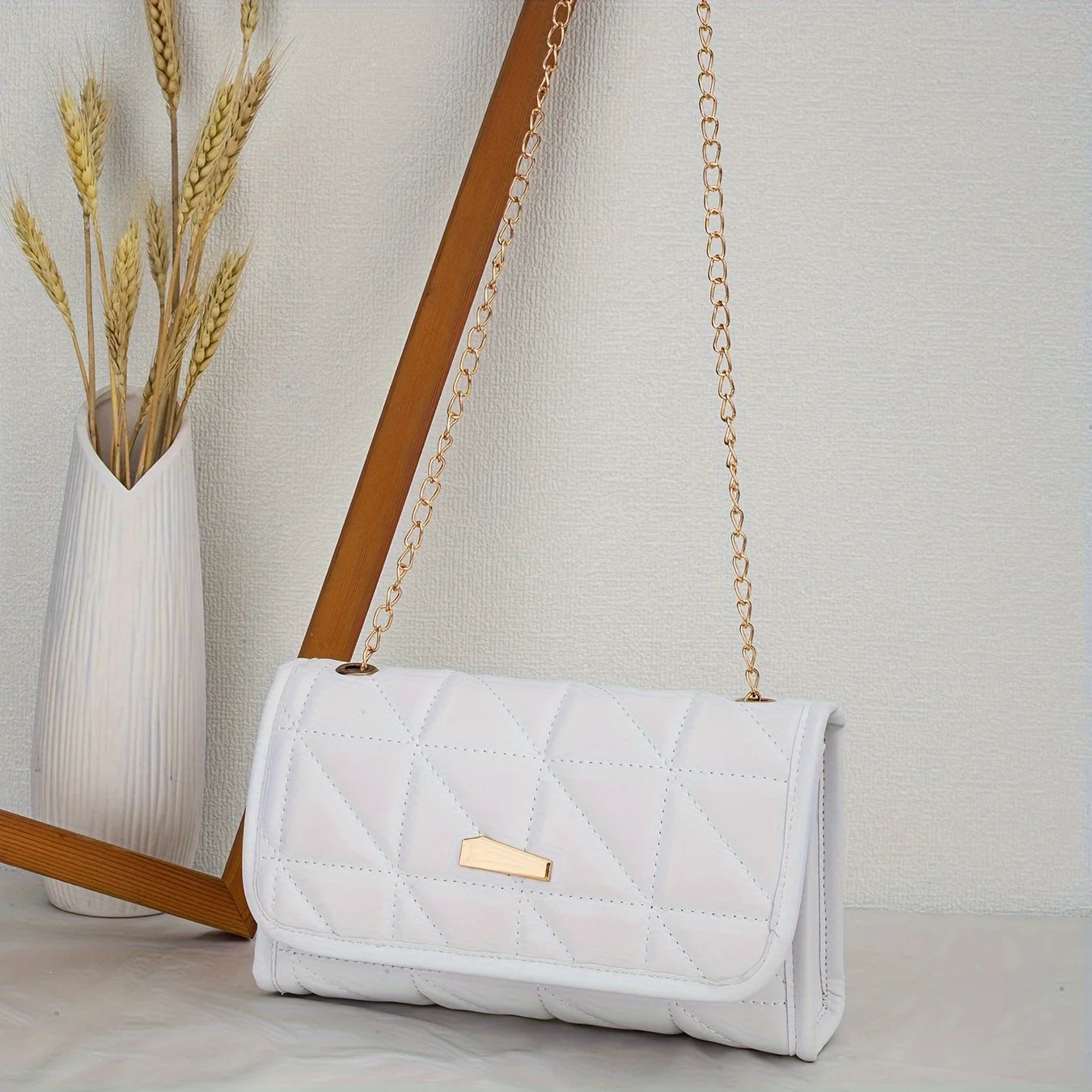 Bolso Elena | Cierre con hebilla metálica y cadena elegante, ideal para un estilo versátil y urbano.