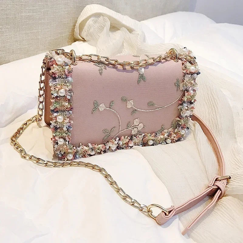 Bolso Floréa | Estampado Floral con Cadena Elegante y Diseño Compacto