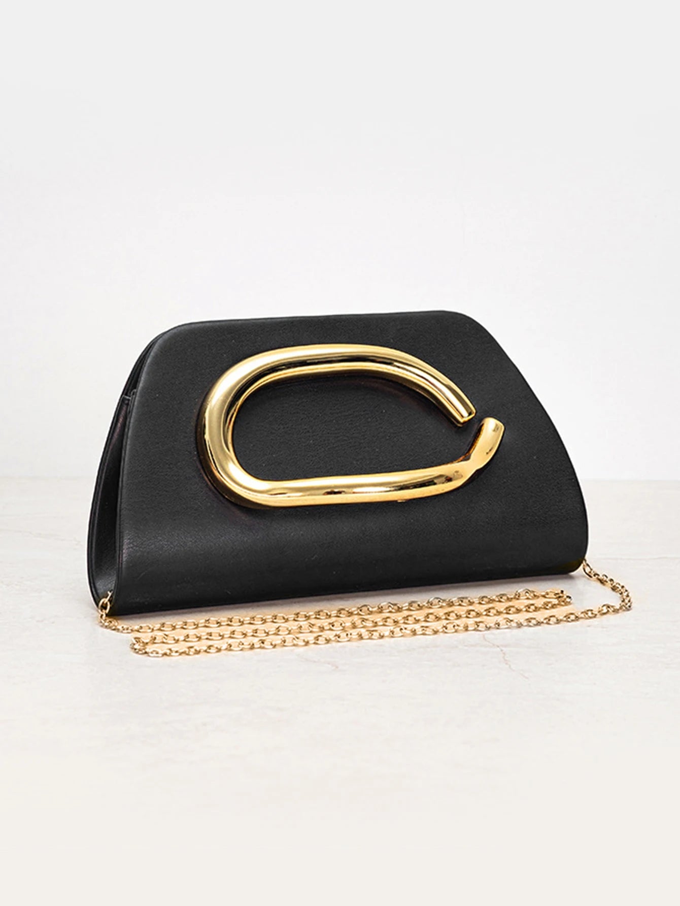 Bolso Aurelia | Clutch tipo caja con cierre metálico dorado y cadena desmontable para eventos elegantes